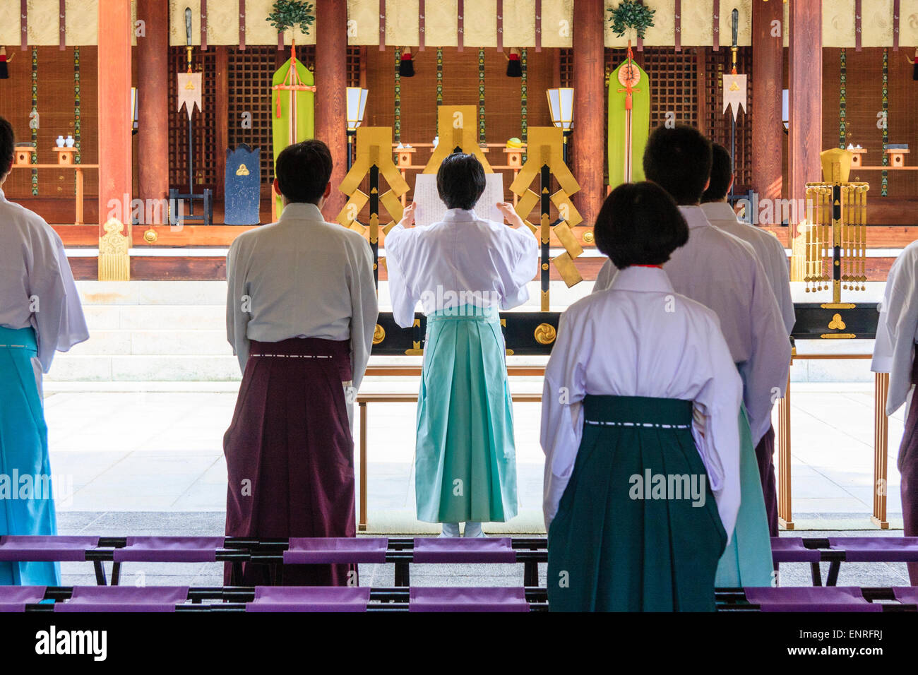 Der Nishinomiya-Schrein in Japan. Shinto Priester, die die Morgenzeremonie durchführen, während sie vor dem Honden stehen, shinden, dem Heiligtum, Stockfoto