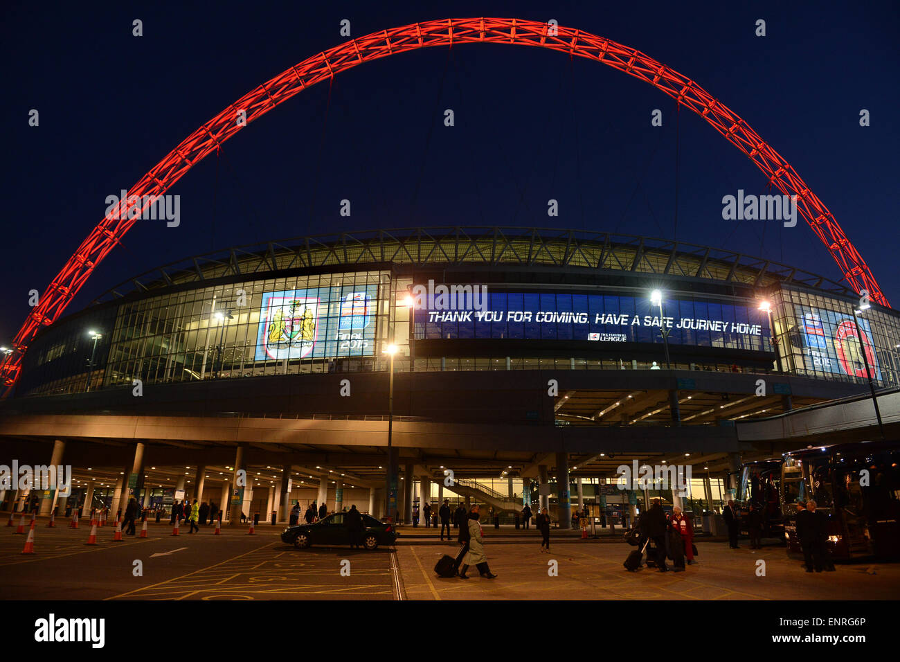 Wembley Fußballstadion in der Nacht beleuchtet Johnstone es Paint Finale 2015 Stockfoto