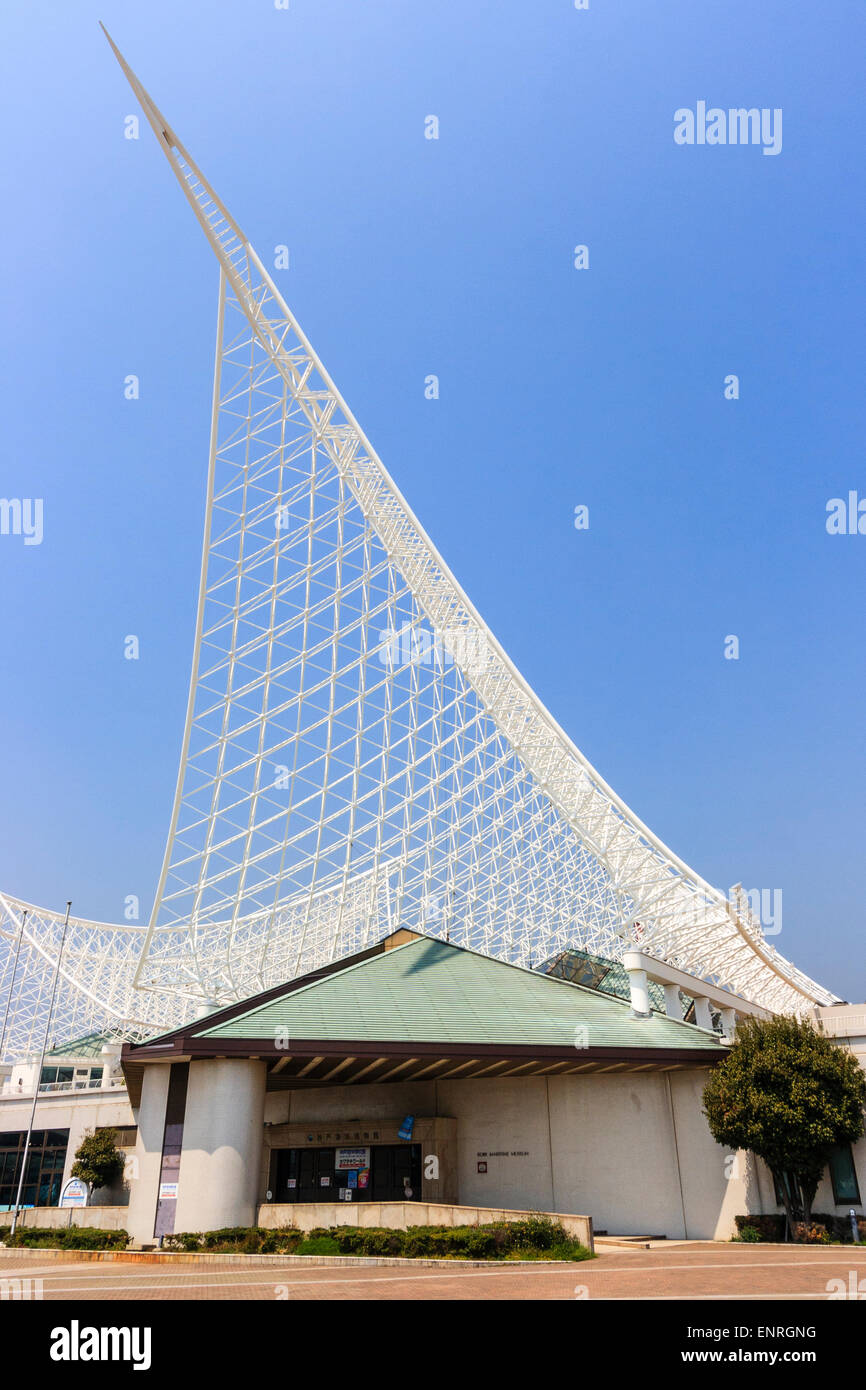 Das weiße Metall rahmen struktur der Kobe Maritime Museum. Die gitterkonstruktion wurde gebaut, um den Rumpf eines Schiffes zu ähneln. Tagsüber, und blauer Himmel Stockfoto