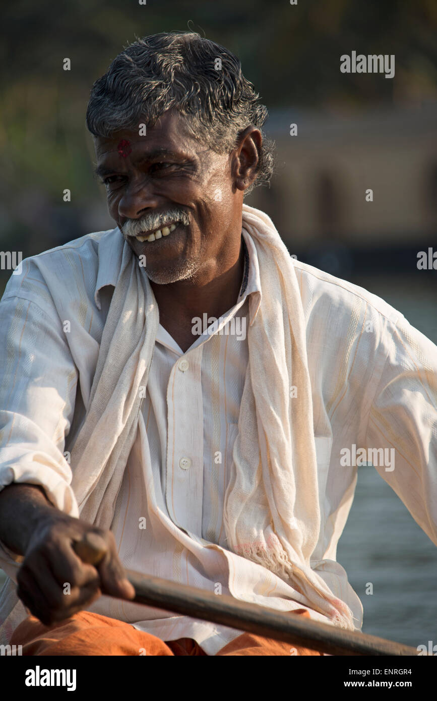 Ein lokale Dorfbewohner Paddel seinem Einbaum in der Nähe des Dorfes Nedumudi in den Backwaters von Kerala, Indien Stockfoto