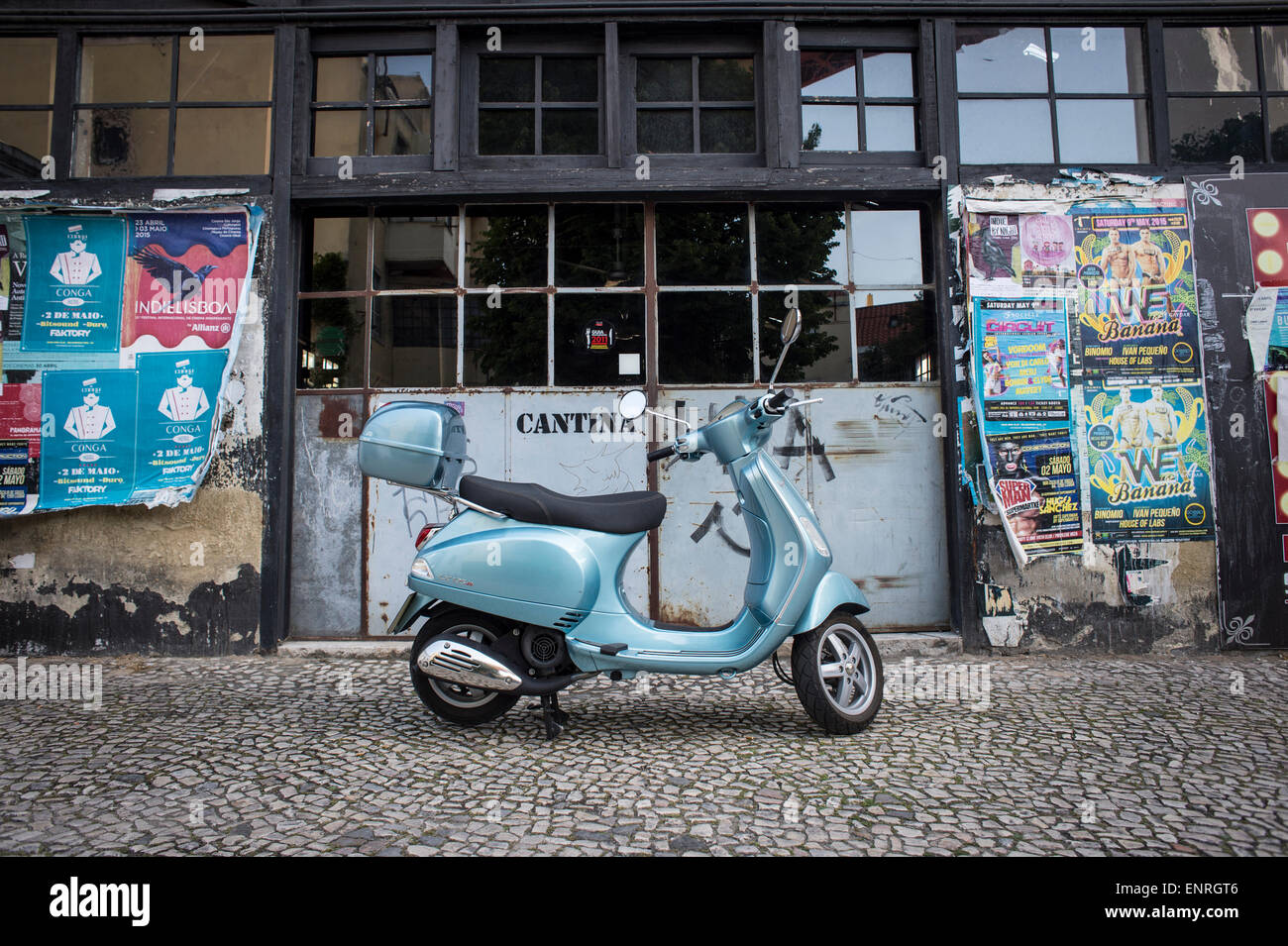 Vespa Moped Parken auf einer gepflasterten Straße in Lissabon in der LX-Fabrik Stockfoto