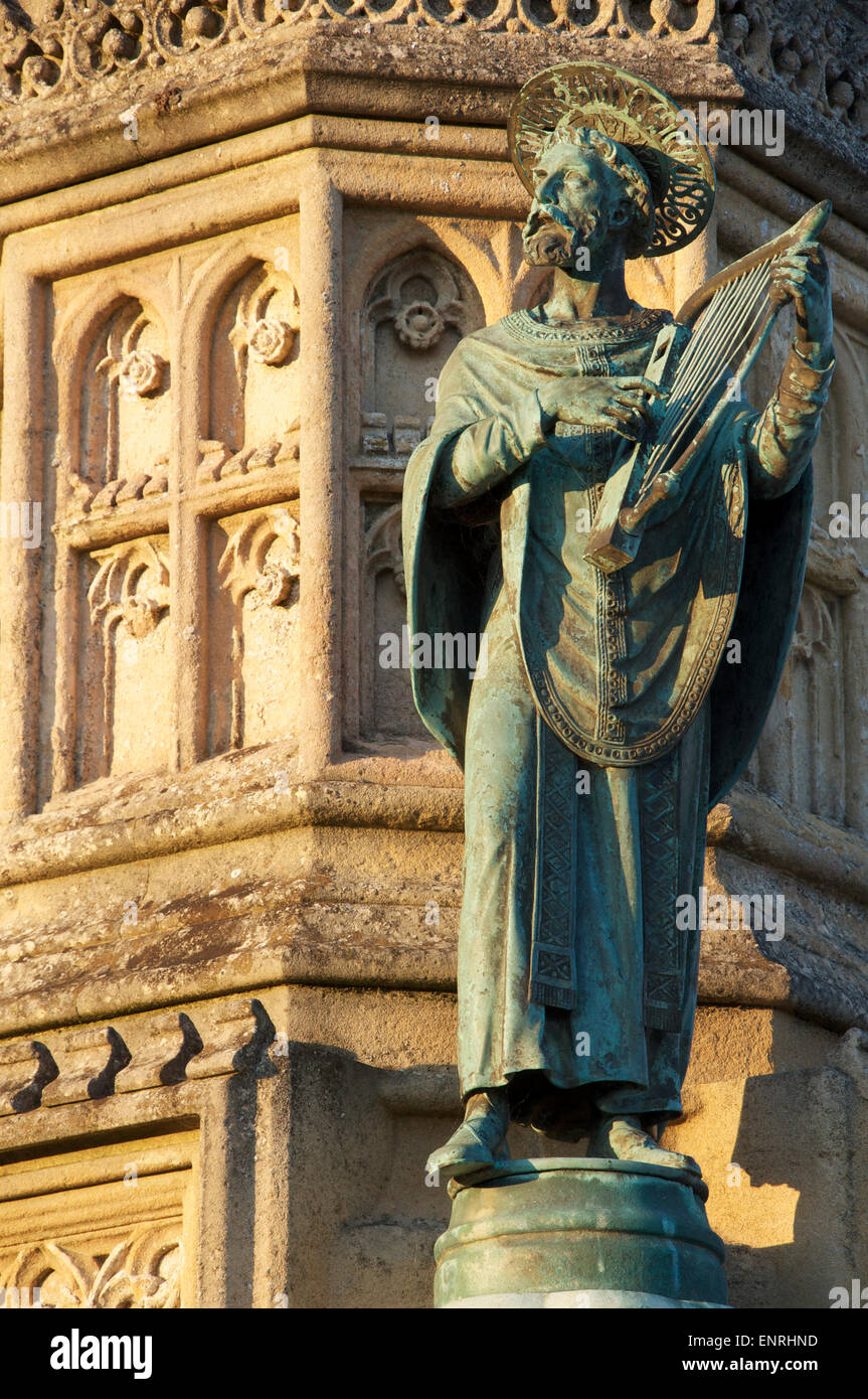 Denkmäler. Eine Bronzeskulptur von St. Aldhelm, ein Detail aus der reich verzierten viktorianischen Wingfield Digby Memorial, außerhalb Sherborne Abbey in Dorset, England. Stockfoto