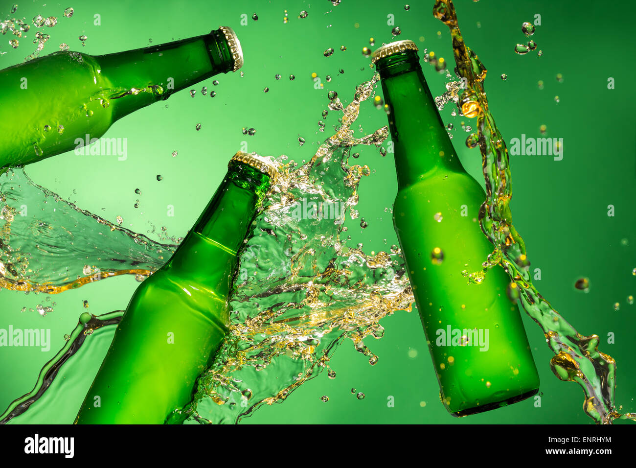 Flaschen Bier mit plantschen auf grünem Hintergrund Stockfotografie Alamy