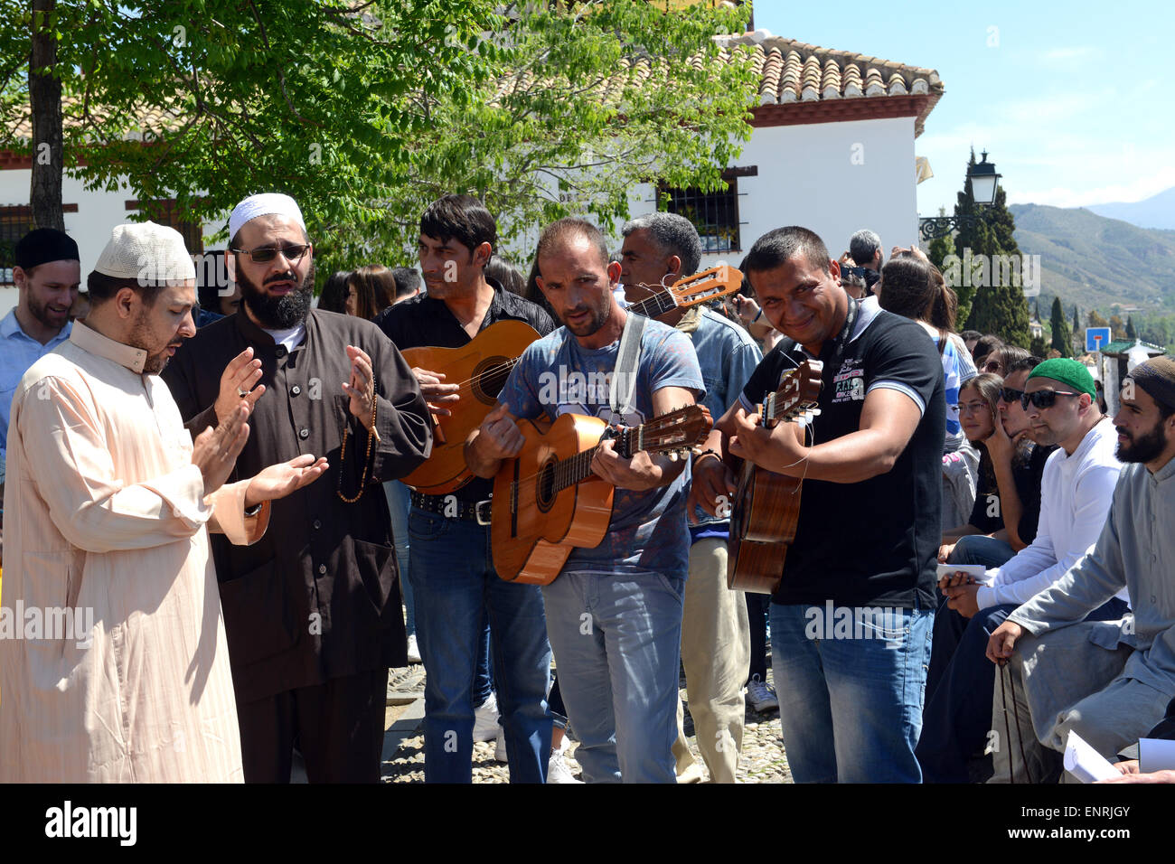 Shaykh Anouar Barrada der Sufi-muslimische Sänger und Ali Elsayed in Granada, Spanien, begleitet von lokalen spanischen Guitari durchführen Stockfoto