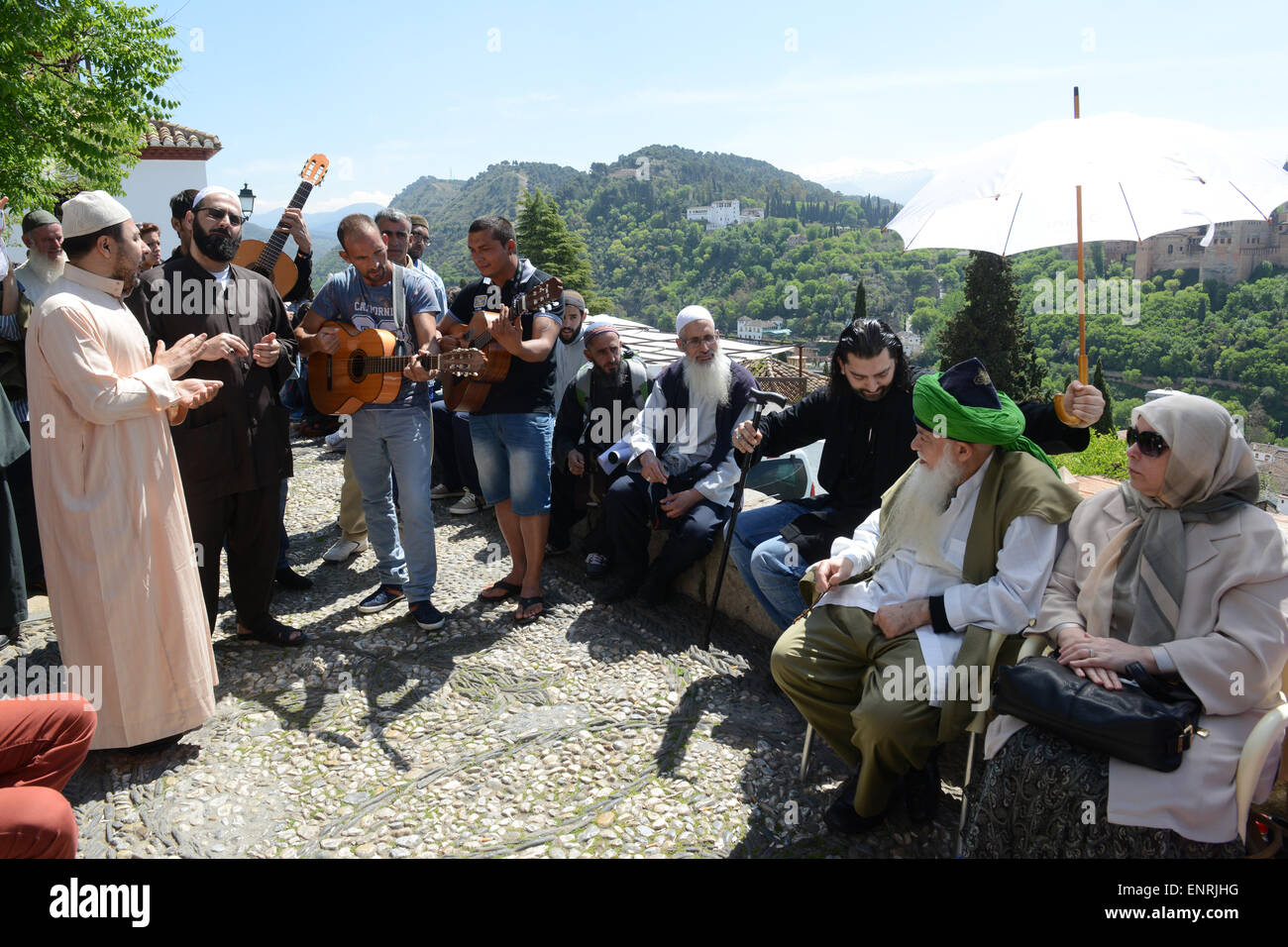 Shaykh Hisham Kabbani prominente libanesisch-amerikanischen Sufi muslimischer Sufi-muslimische Sänger und Al Shaykh Anouar Barrada hören Stockfoto