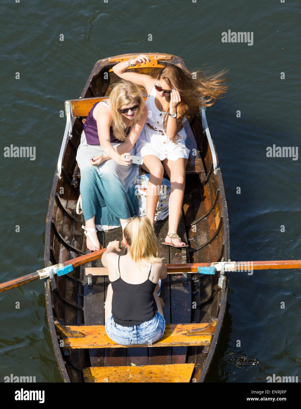Drei Studentinnen rudern Fluss in Durham City tragen. Großbritannien Stockfoto
