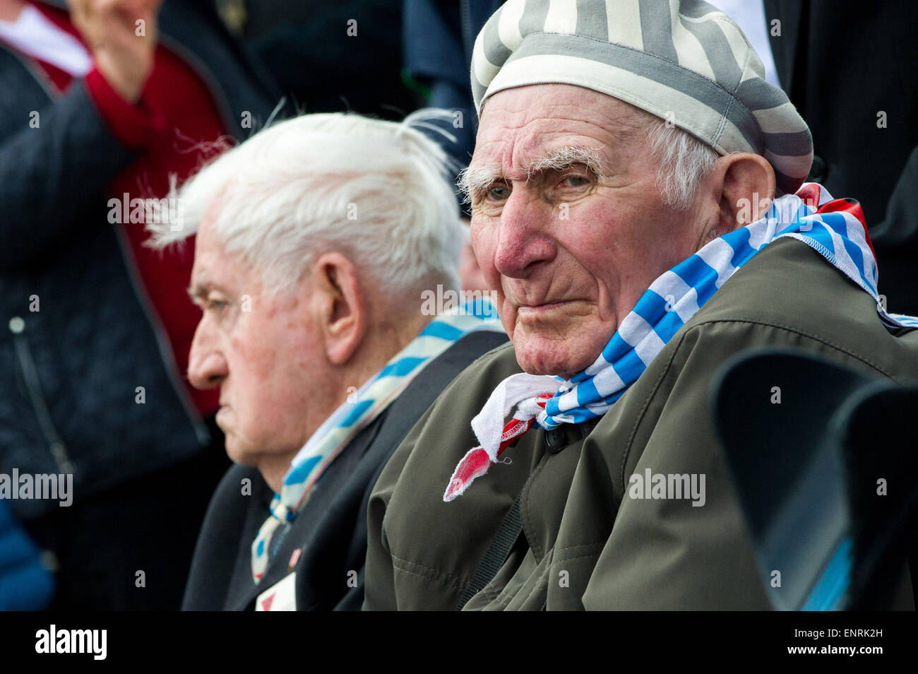 Wien, Österreich. 10. Mai 2015. Überlebende des KZ Mauthausen besuchen eine Zeremonie anlässlich des 70. Jahrestages der Befreiung KZ Mauthausen im Land Oberösterreich, Österreich, 10. Mai 2015. Ausländische Delegationen, österreichischer Politiker und Überlebenden gesammelt mit Tausenden von Menschen, zum Gedenken an den 70. Jahrestag der Befreiung des Konzentrationslagers Mauthausen am Sonntag. © Qian Yi/Xinhua/Alamy Live-Nachrichten Stockfoto