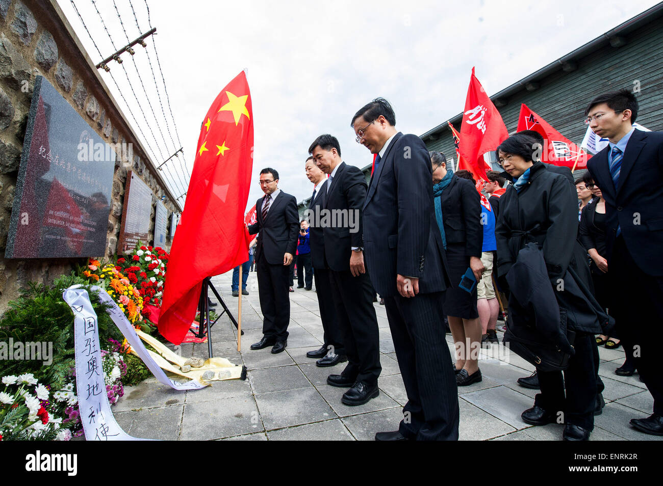 Wien, Österreich. 10. Mai 2015. Mitglieder der chinesischen Botschaft zollen Tribut getöteten im Rahmen einer Feierstunde zum 70. Jahrestag der Befreiung des KZ Mauthausen in dem Land Oberösterreich, Österreich, 10. Mai 2015. Ausländische Delegationen, österreichischer Politiker und Überlebenden gesammelt mit Tausenden von Menschen, zum Gedenken an den 70. Jahrestag der Befreiung des Konzentrationslagers Mauthausen am Sonntag. © Qian Yi/Xinhua/Alamy Live-Nachrichten Stockfoto