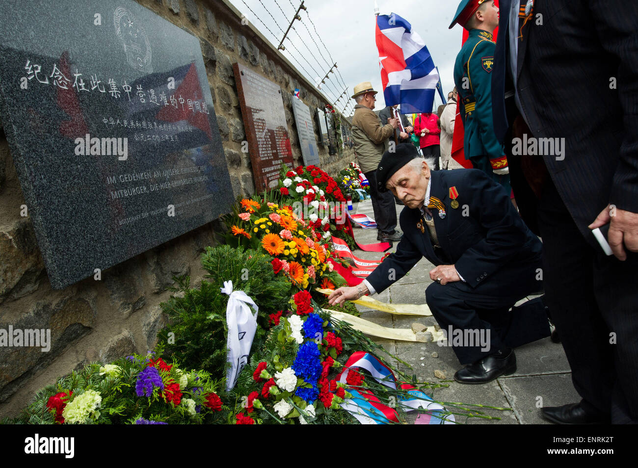 Wien, Österreich. 10. Mai 2015. Eine russische ältere präsentiert Blumen zu den getöteten im Rahmen einer Feierstunde zum 70. Jahrestag der Befreiung des KZ Mauthausen in dem Land Oberösterreich, Österreich, 10. Mai 2015. Ausländische Delegationen, österreichischer Politiker und Überlebenden gesammelt mit Tausenden von Menschen, zum Gedenken an den 70. Jahrestag der Befreiung des Konzentrationslagers Mauthausen am Sonntag. © Qian Yi/Xinhua/Alamy Live-Nachrichten Stockfoto