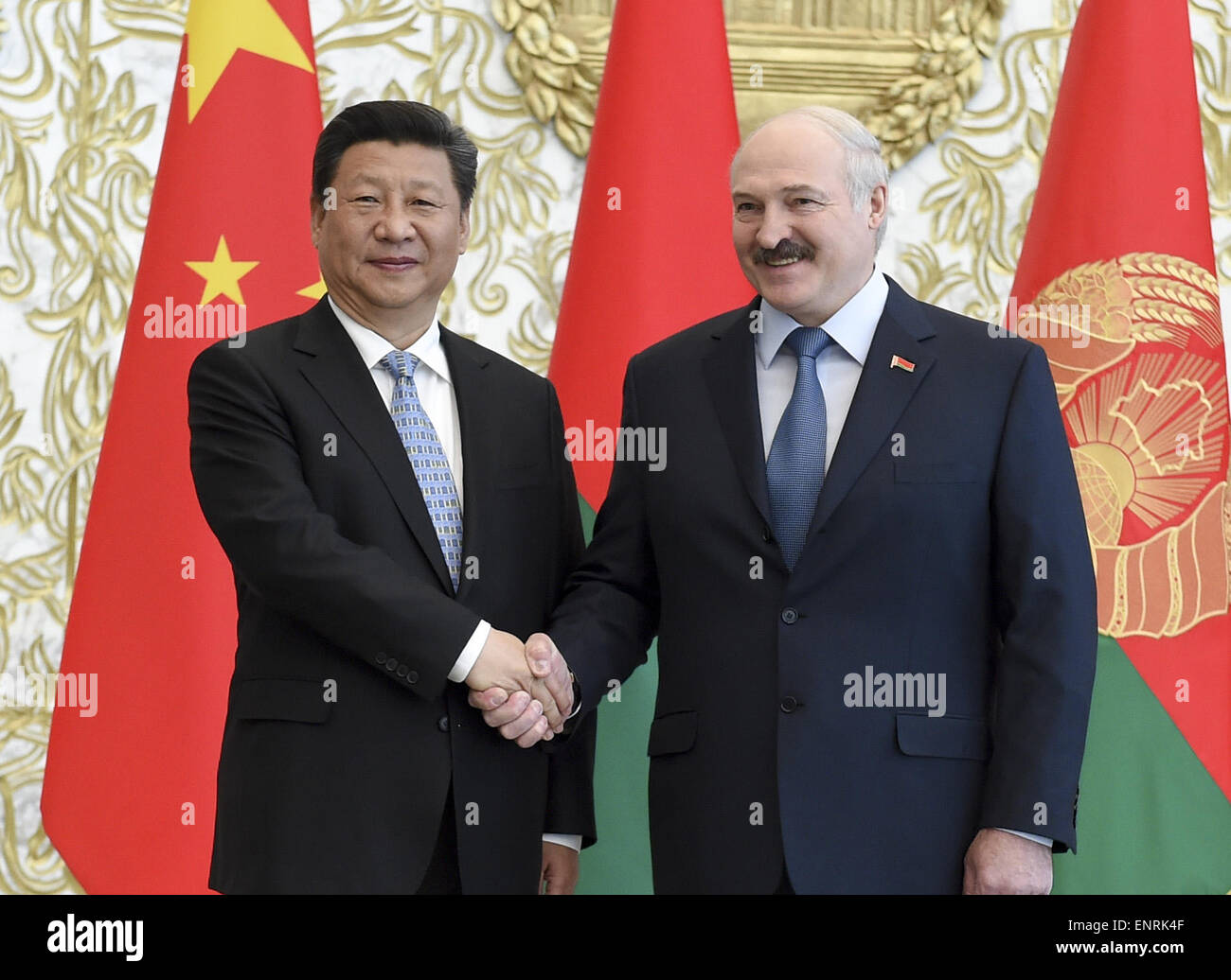 Minsk, Weißrussland. 10. Mai 2015. Chinesische Präsident Xi Jinping (L) trifft sich mit der belarussische Präsident Alexander Lukashenko in Minsk, der Hauptstadt von Belarus, 10. Mai 2015. XI kam hier Sonntag für einen dreitägigen Staatsbesuch in Belarus, die erste von einem chinesischen Staatsoberhaupt in 14 Jahren. © Xie Huanchi/Xinhua/Alamy Live-Nachrichten Stockfoto
