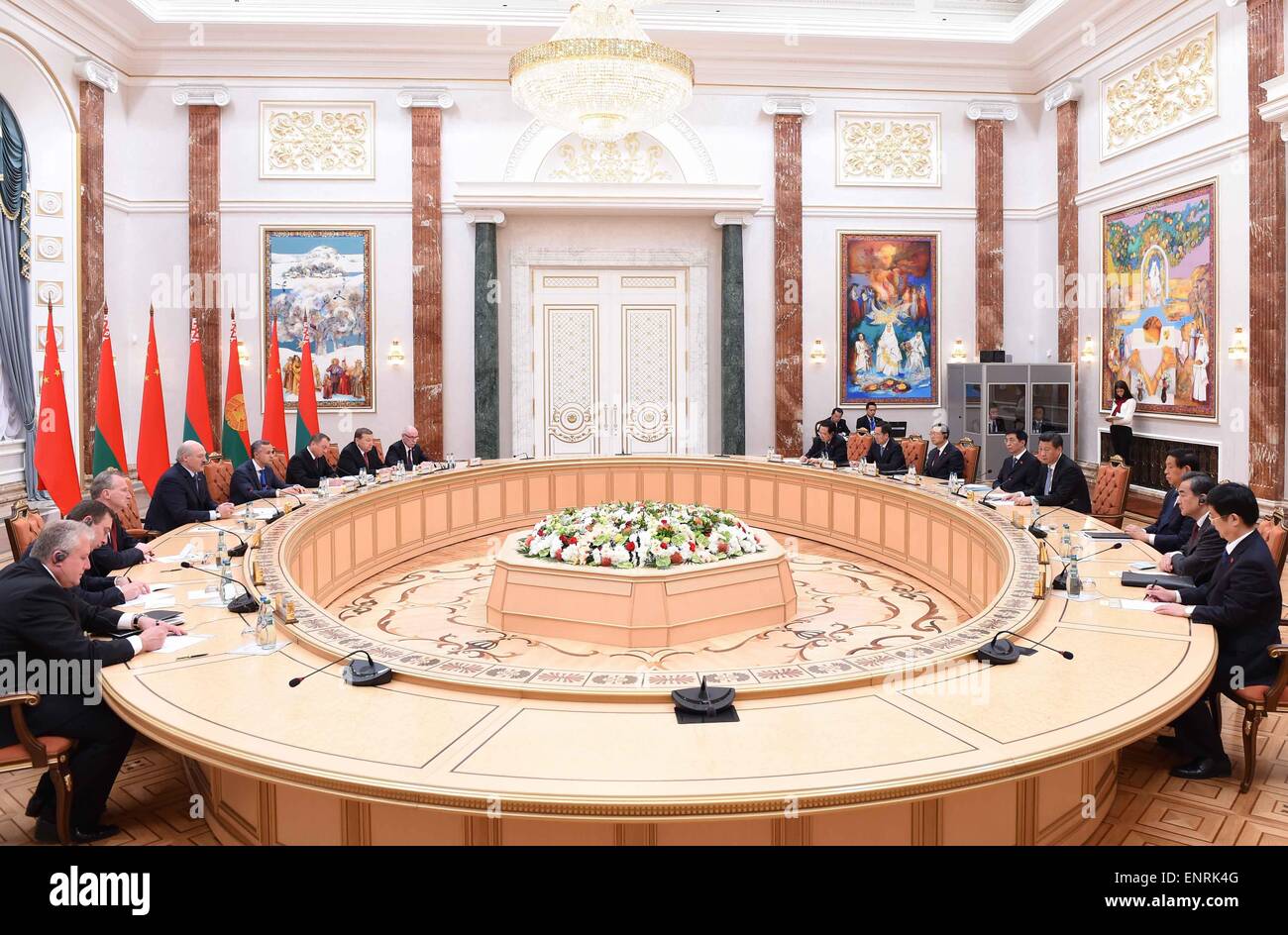 Minsk, Weißrussland. 10. Mai 2015. Chinesischen Staatspräsidenten Xi Jinping (4. R) trifft sich mit der belarussische Präsident Alexander Lukashenko (4 L) in Minsk, der Hauptstadt von Belarus, 10. Mai 2015. XI kam hier Sonntag für einen dreitägigen Staatsbesuch in Belarus, die erste von einem chinesischen Staatsoberhaupt in 14 Jahren. © Xie Huanchi/Xinhua/Alamy Live-Nachrichten Stockfoto