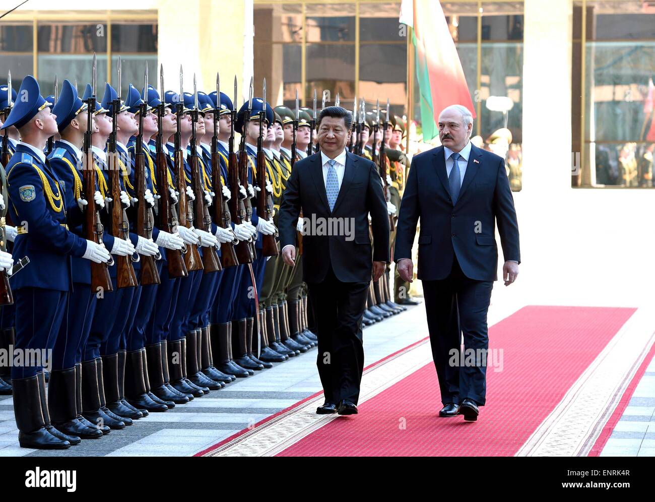 Minsk, Weißrussland. 10. Mai 2015. Chinesische Präsident Xi Jinping (L) und Belarusian President Alexander Lukashenko (R) besuchen eine Willkommenszeremonie in Minsk, der Hauptstadt von Belarus, 10. Mai 2015. XI kam hier Sonntag für einen dreitägigen Staatsbesuch in Belarus, die erste von einem chinesischen Staatsoberhaupt in 14 Jahren. © Xie Huanchi/Xinhua/Alamy Live-Nachrichten Stockfoto