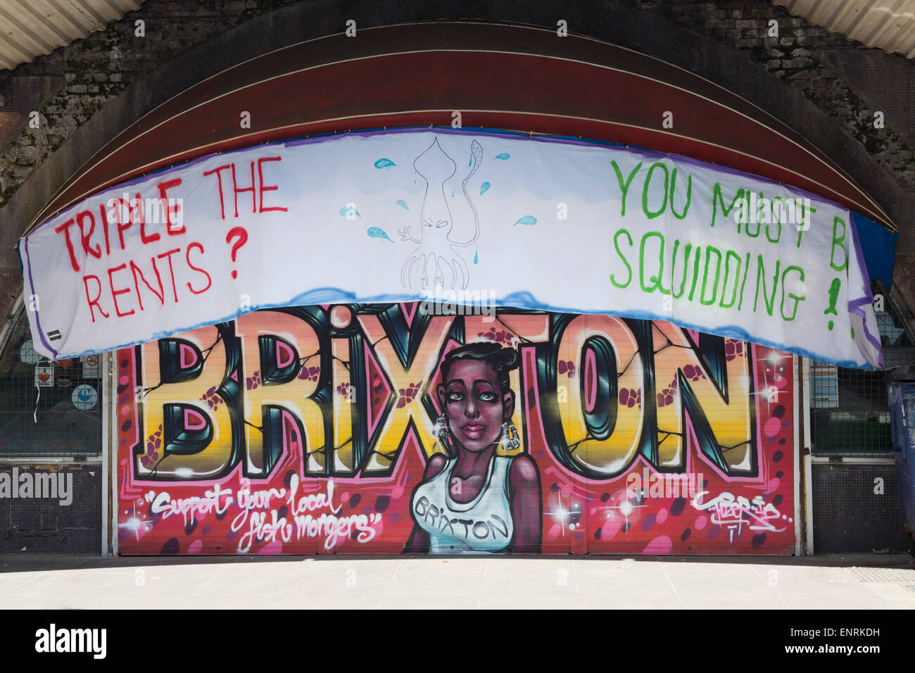 Bunter Protest Graffiti an Brixtons Railway Bögen vor Sanierung, Atlantikstraße, Brixton, London, England, UK Stockfoto