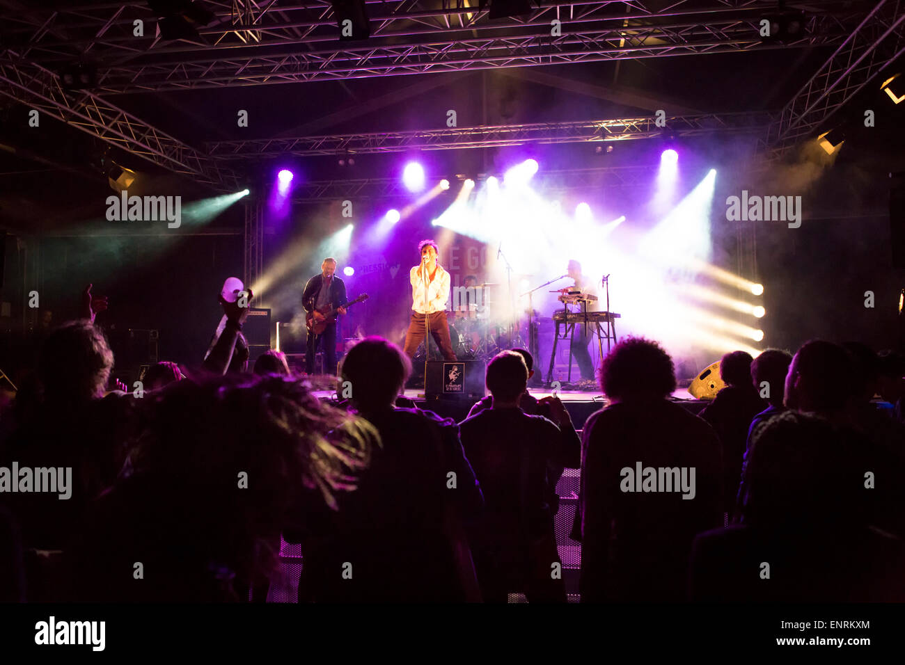 Rock Band die live auf der Bühne auf dem Bourges Festival mit Jugendlichen im Publikum tanzen Stockfoto