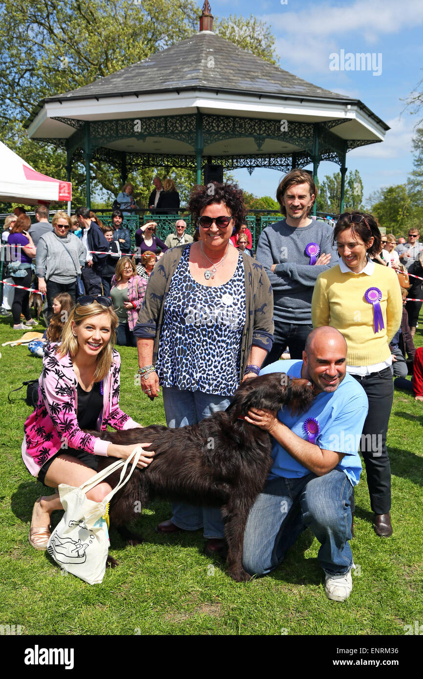 London, UK. 10. Mai 2015. Max der Labradoodle zeigt seine Liebe zu prominenten Tierarzt Marc Abraham und Countdown-Moderatorin Rachel Riley und Stephanie Marsh auf der alle Hunde Angelegenheit große Hampstead bellen aus Dog Show 2015, Hampstead Heath, London zugunsten der Suche nach Wohnungen für Rettungshunde. Die Hundeausstellung wirkt die besten Rettungshunde, die beste Oldie und nettesten Hunde finden wird durch eine Reihe von Promi-Jury beurteilt und wirft brauchte viel Geld für die Nächstenliebe. Bildnachweis: Paul Brown/Alamy Live-Nachrichten Stockfoto