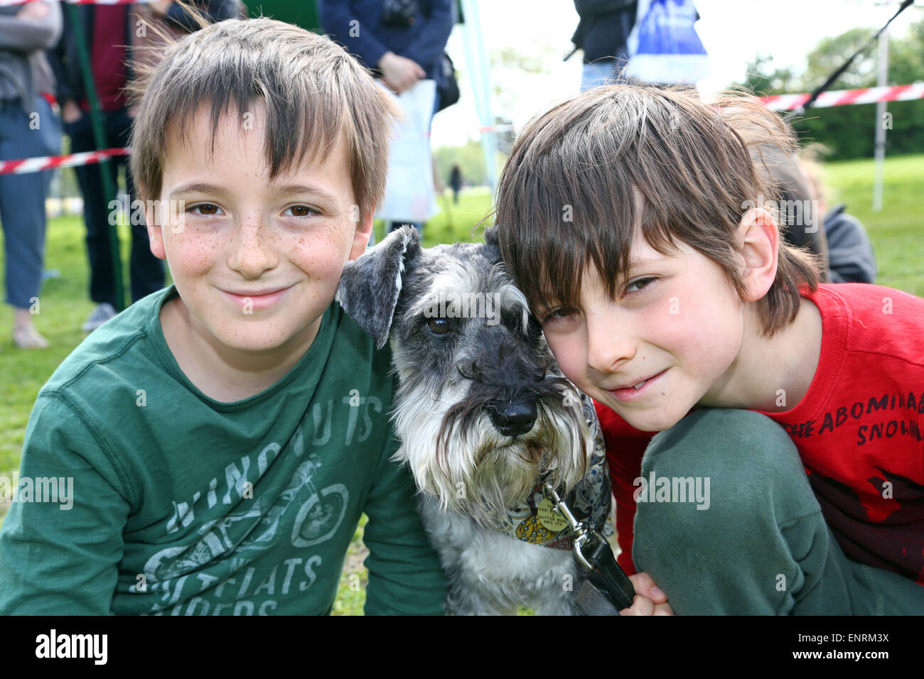 London, UK. 10. Mai 2015. Teddy der Zwergschnauzer mit Besitzer Caspar und Hugo auf der alle Hunde Angelegenheit große Hampstead bellen aus Dog Show 2015, Hampstead Heath, London zugunsten der Suche nach Wohnungen für Rettungshunde. Die Hundeausstellung wirkt die besten Rettungshunde, die beste Oldie und nettesten Hunde finden wird durch eine Reihe von Promi-Jury beurteilt und wirft brauchte viel Geld für die Nächstenliebe. Bildnachweis: Paul Brown/Alamy Live-Nachrichten Stockfoto