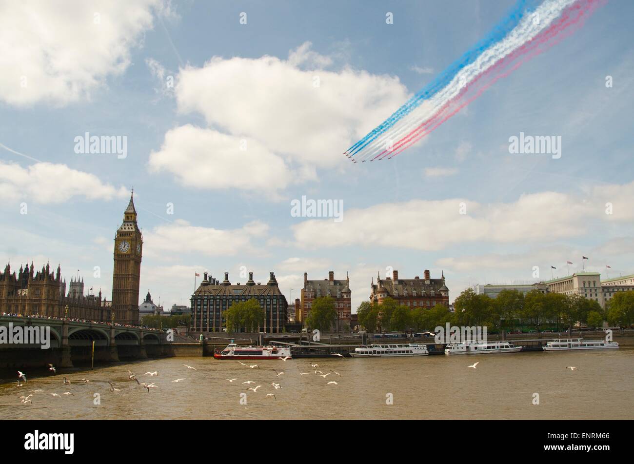 Die Red Arrows fliegen über Whitehall für die VE Tag feiern am 10. Mai 2015, London, England, UK Stockfoto