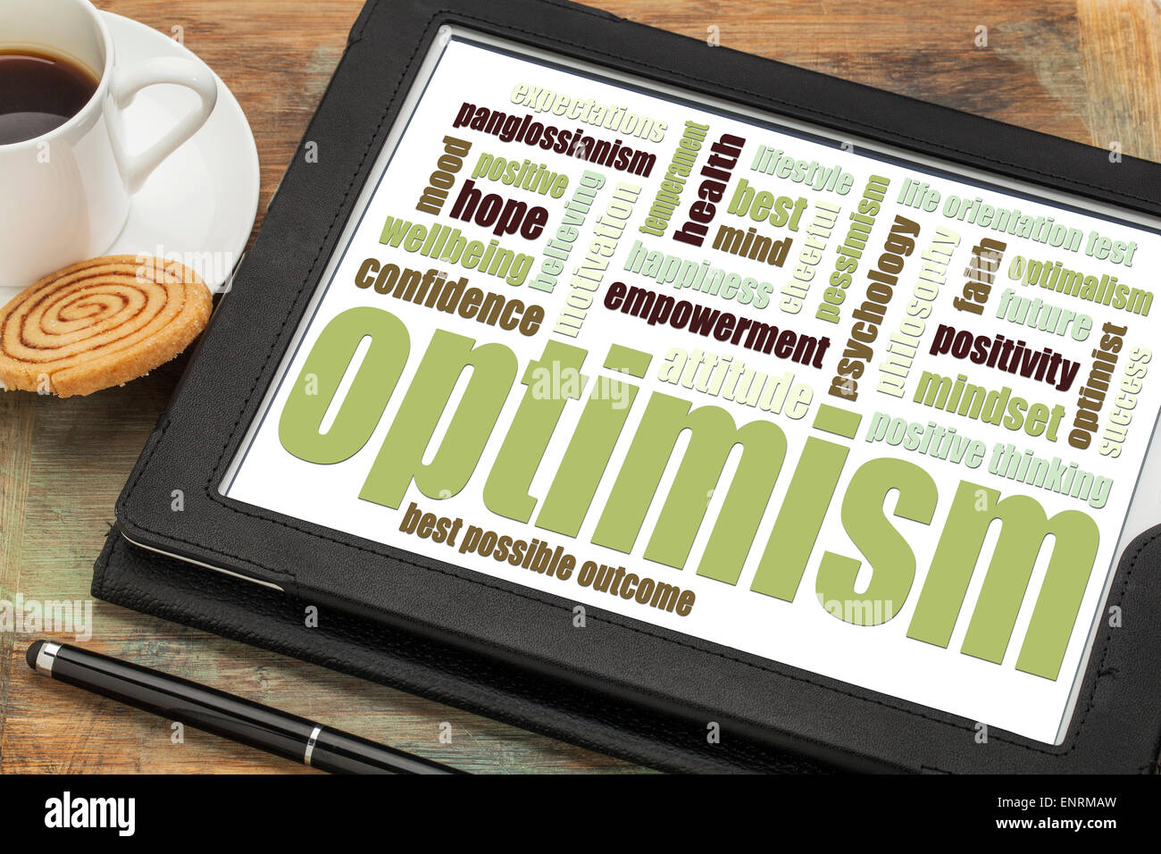 Optimismus-Wortwolke auf digitale Tablett mit einer Tasse Kaffee Stockfoto