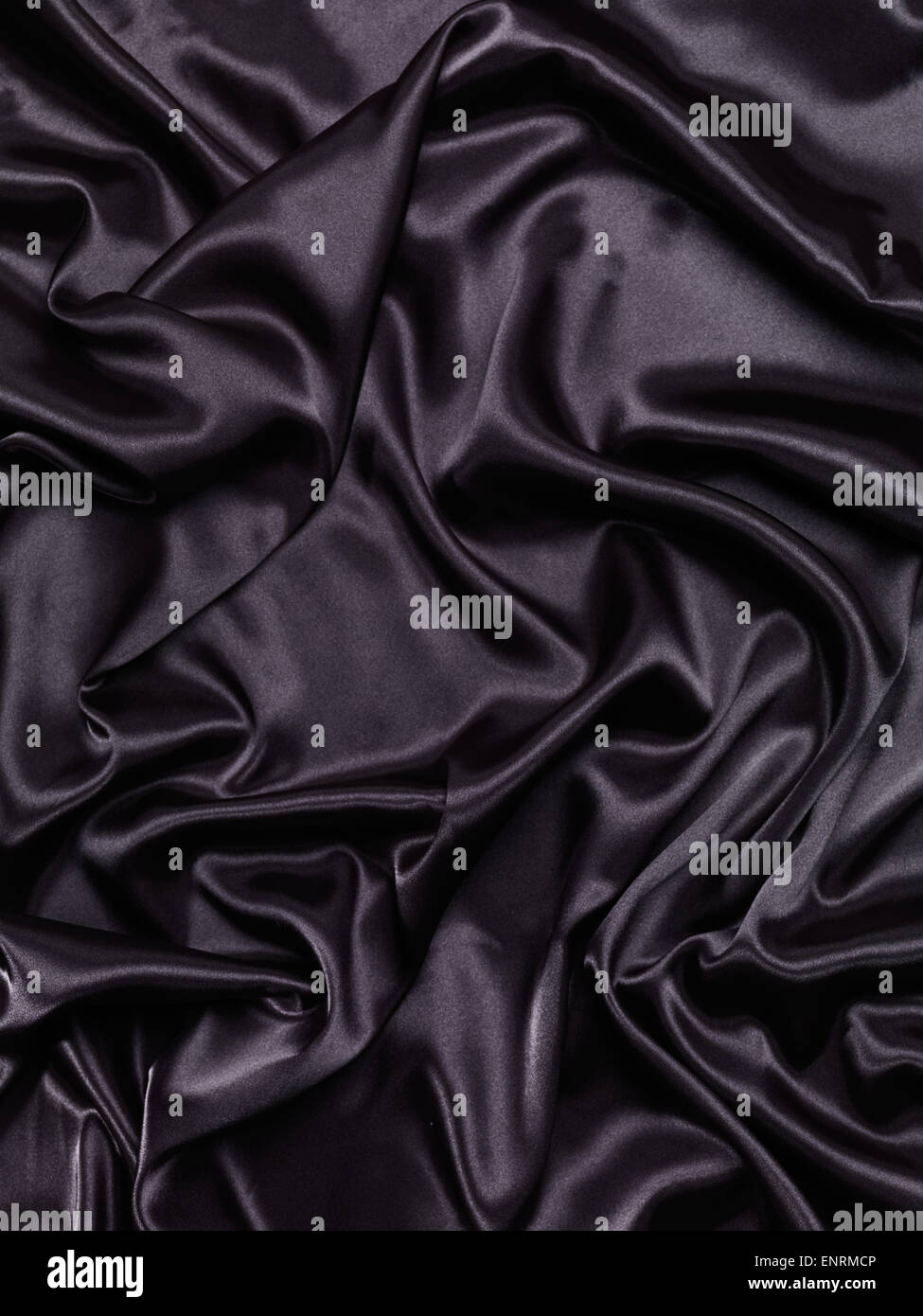 Abstrakt schwarz glänzenden seidigen Stoff Falten Hintergrund Textur Stockfoto