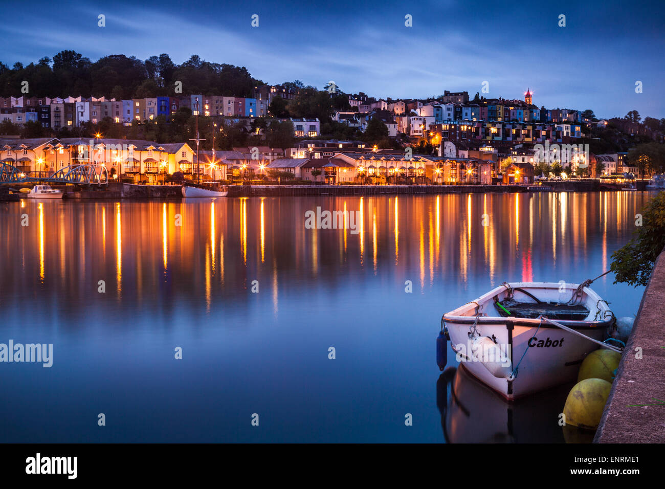 Ein Blick auf Hotwells in Bristol in der Abenddämmerung. Cabot Tower können blinken die roten Lichter auf Brandon Hügel in der Ferne gesehen werden. Stockfoto