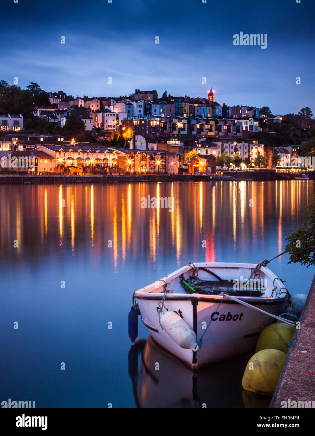 Ein Blick auf Hotwells in Bristol in der Abenddämmerung. Cabot Tower können blinken die roten Lichter auf Brandon Hügel in der Ferne gesehen werden. Stockfoto