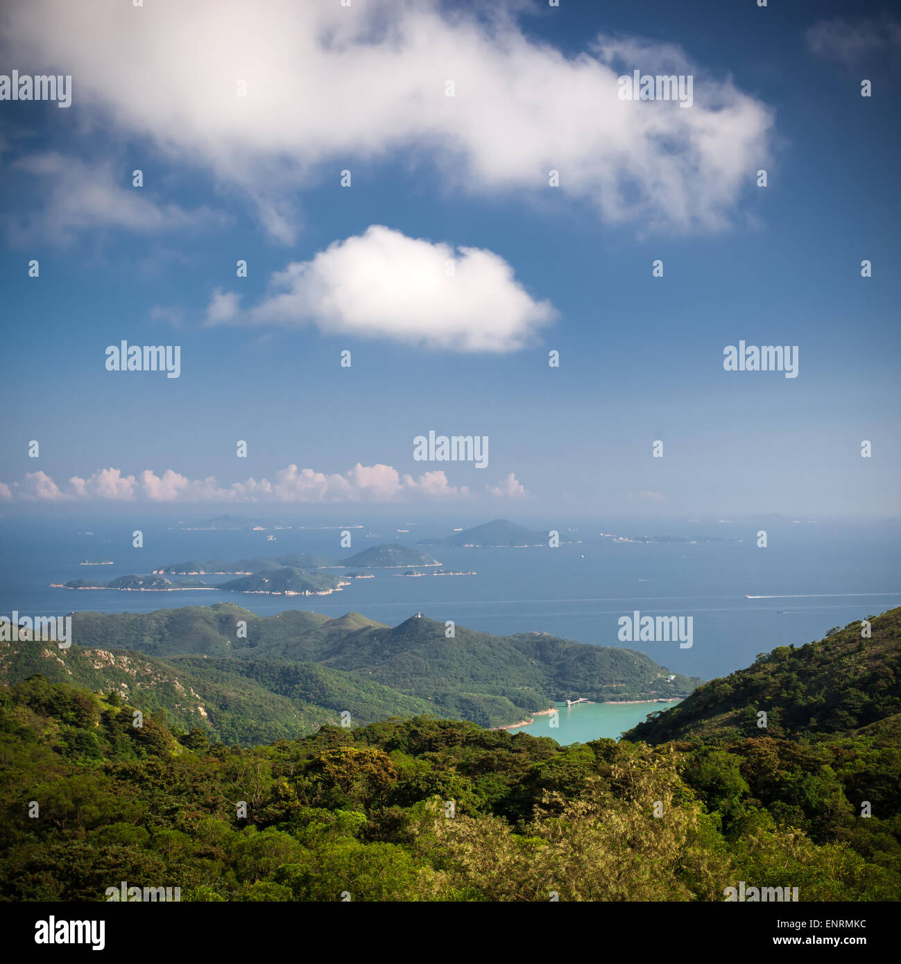 Berge mit Blick aufs Meer. Hong Kong Stockfoto