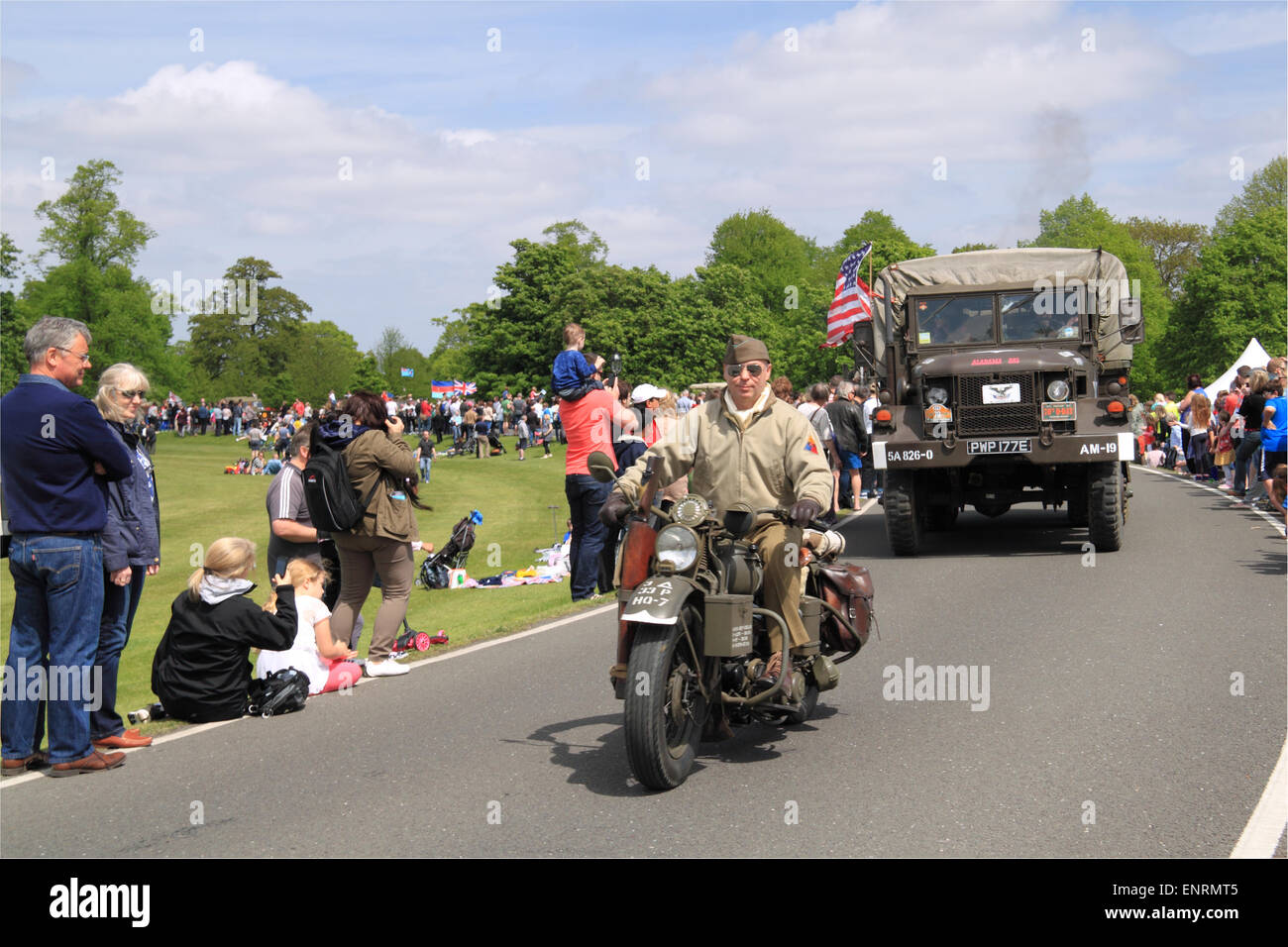 US Army Harley-Davidson WLA entsendet Motorrad und US Army Kaiser M52A2 Truck (1967). Chestnut Sunday, 10. Mai 2015. Bushy Park, Hampton Court, London Borough of Richmond, England, Großbritannien, Großbritannien, Europa. Vintage- und Oldtimer-Parade und Ausstellungen mit Messegelände und militärischen Nachstellungen. Kredit: Ian Bottle / Alamy Live News Stockfoto