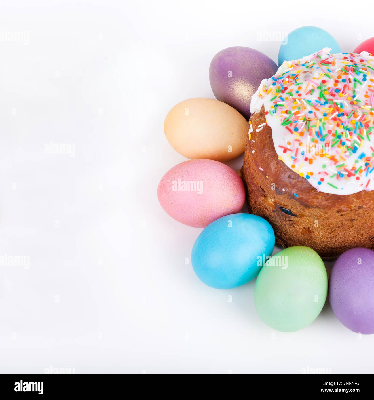 Osterkuchen und bemalten Eiern Closeup auf weißem Hintergrund Stockfoto