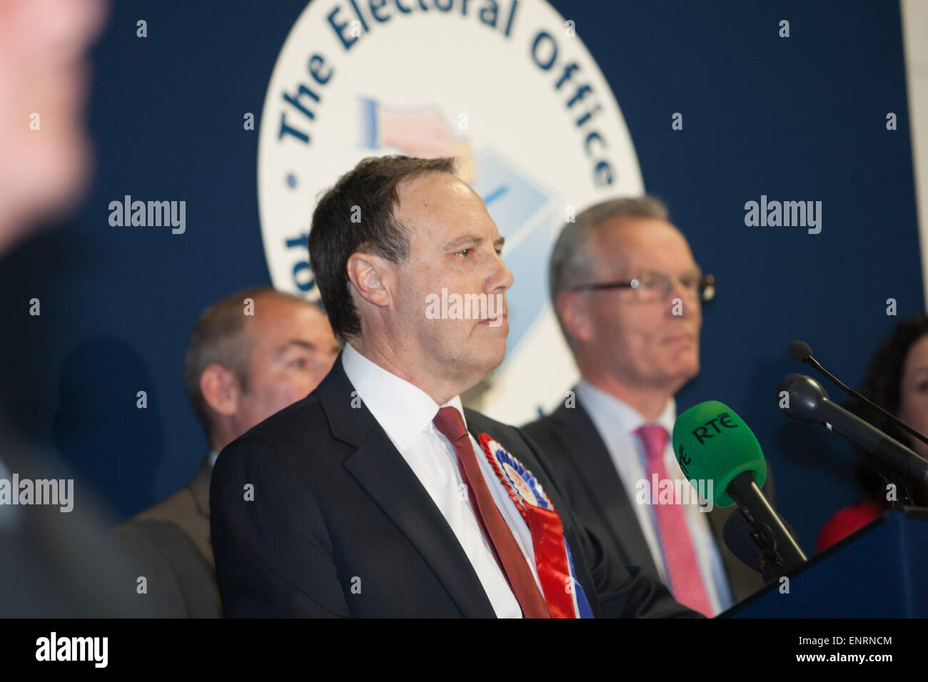 Belfast UK. 7. Mai 2015 Parlamentswahl: DUP Nigel Dodds (Gerry Kelly Sinn Fein im Hintergrund) gibt seine Dankesrede af Stockfoto