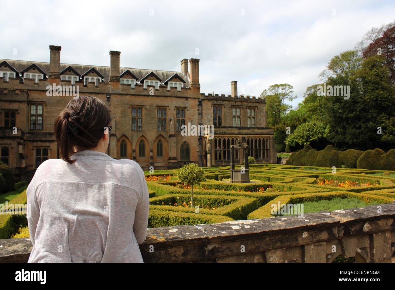 Frau mit Blick auf Spanisch Walled Garden in Newstead Abbey Stockfoto