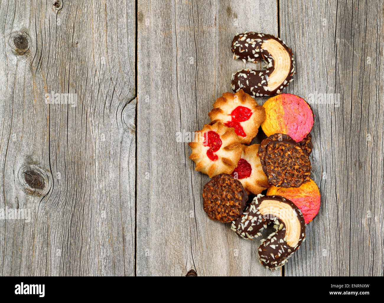 Ansicht von oben abgewinkelt Schuss von sortierten Cookies bildet eine Linie auf der rechten Seite des Fotos. Viele Textfreiraum. Stockfoto