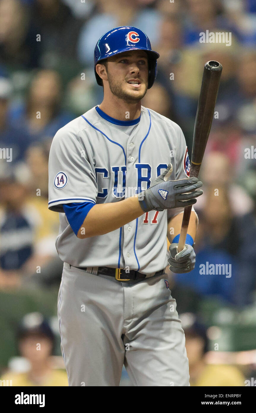 Milwaukee, WI, USA. 9. Mai 2015. Chicago Cubs dritte Baseman Kris Bryant #17 in Aktion während der Major League Baseball Spiel zwischen den Milwaukee Brewers und den Chicago Cubs im Miller Park in Milwaukee, Wisconsin. John Fisher/CSM/Alamy Live-Nachrichten Stockfoto