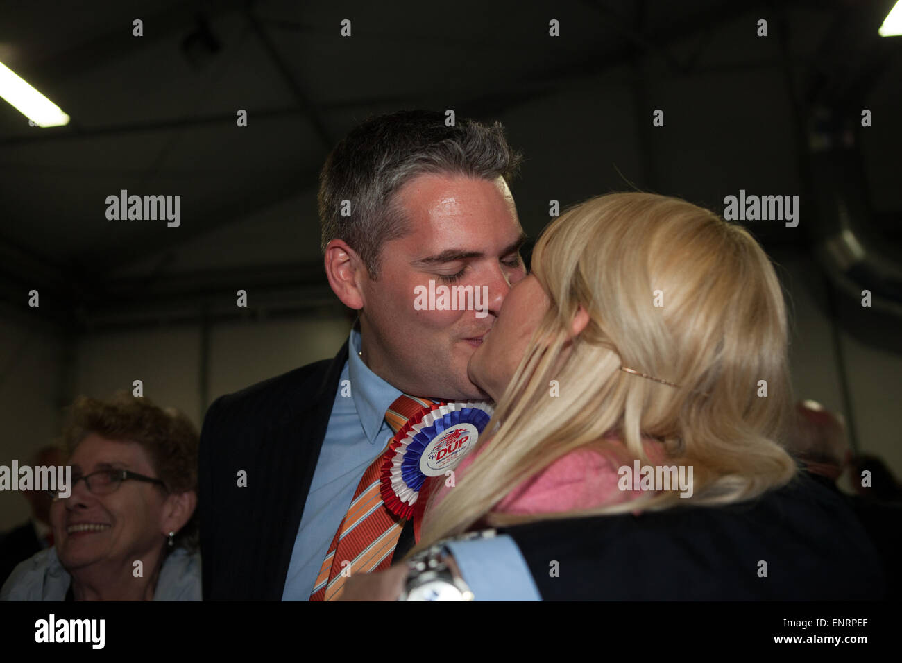 Belfast UK. 7. Mai 2015 Parlamentswahl: Gavin Robinson aus demokratische Unionist Party (DUP) küsst seine Frau Linsey Stockfoto