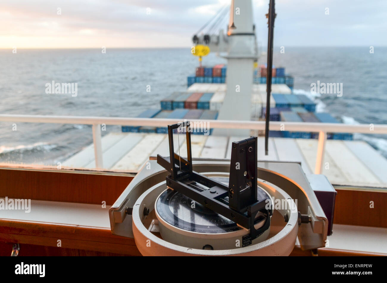 Rotierende Copmass auf der Brücke Schiff von einem Frachtschiff beim Segeln im Atlantik Stockfoto