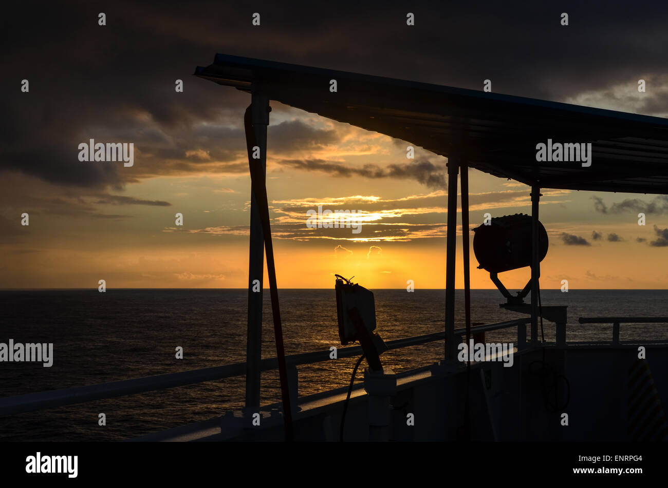 Sonnenuntergang von einem Frachtschiff im Atlantischen Ozean Stockfoto