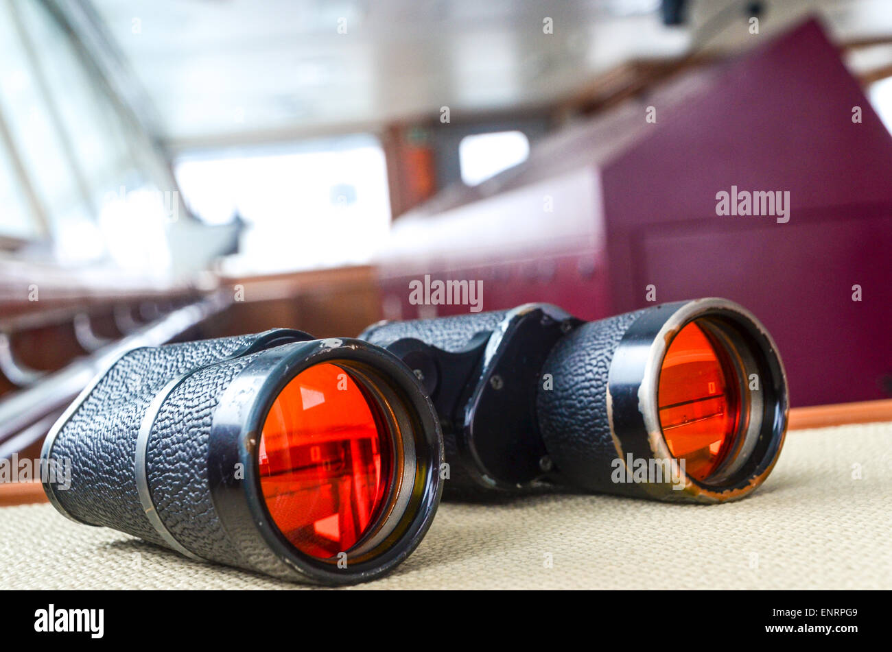 Fernglas in der Brücke eines Frachters Stockfoto