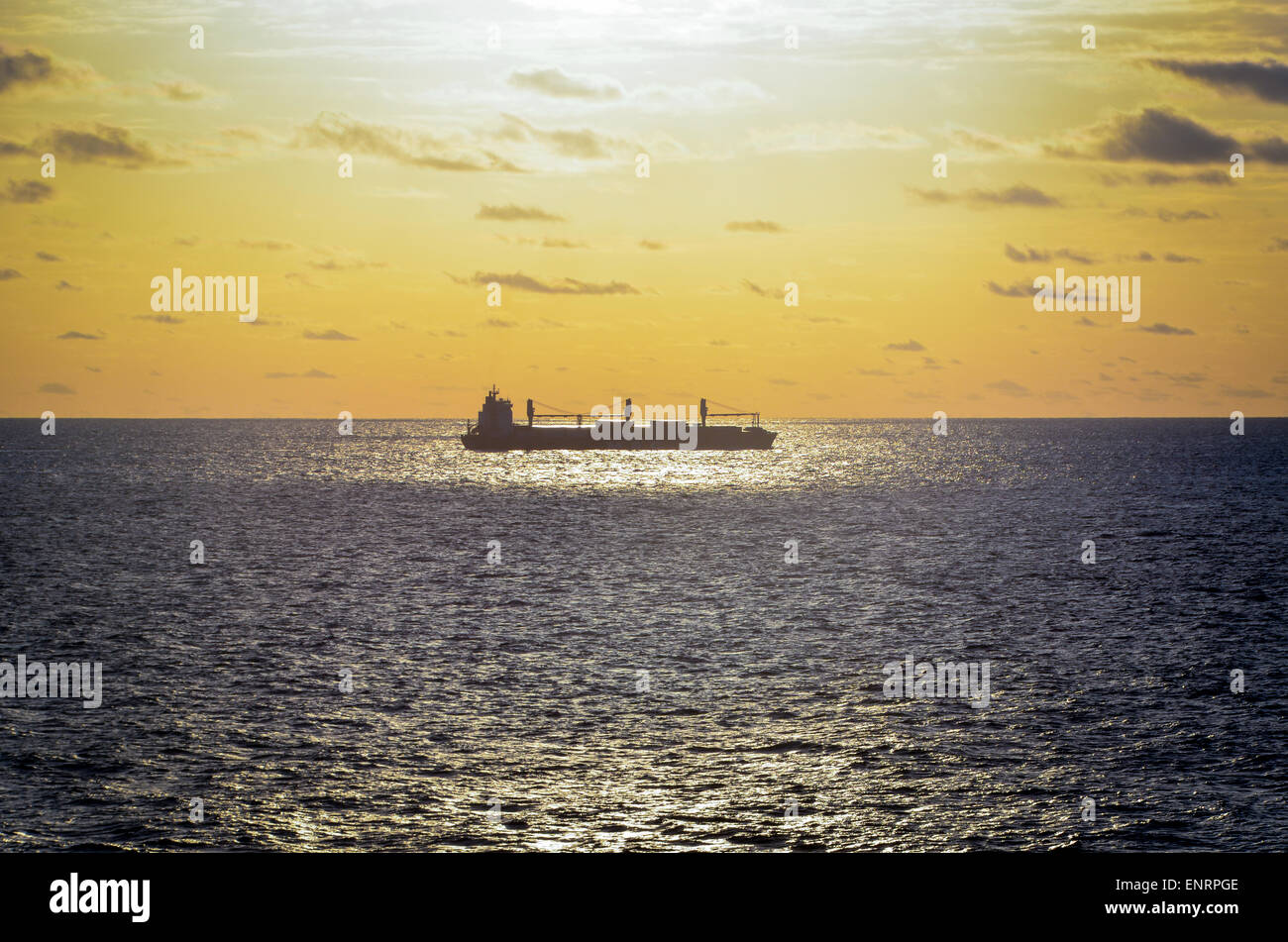 Frachter unter dem Licht des Sonnenuntergangs im Atlantischen Ozean Stockfoto