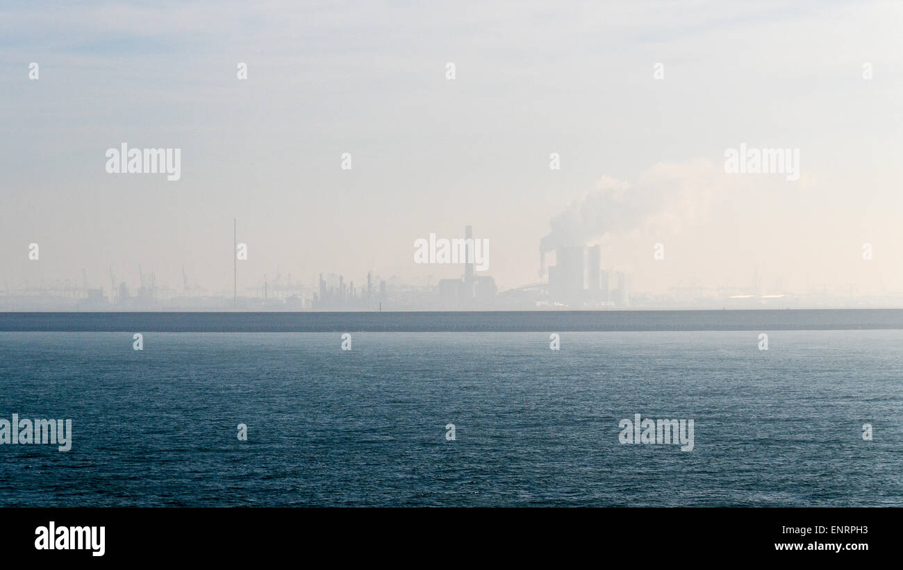 Industrielle Tätigkeit im Europoort, Hafen Rotterdam, die Niederlande, in grauem Himmel Stockfoto