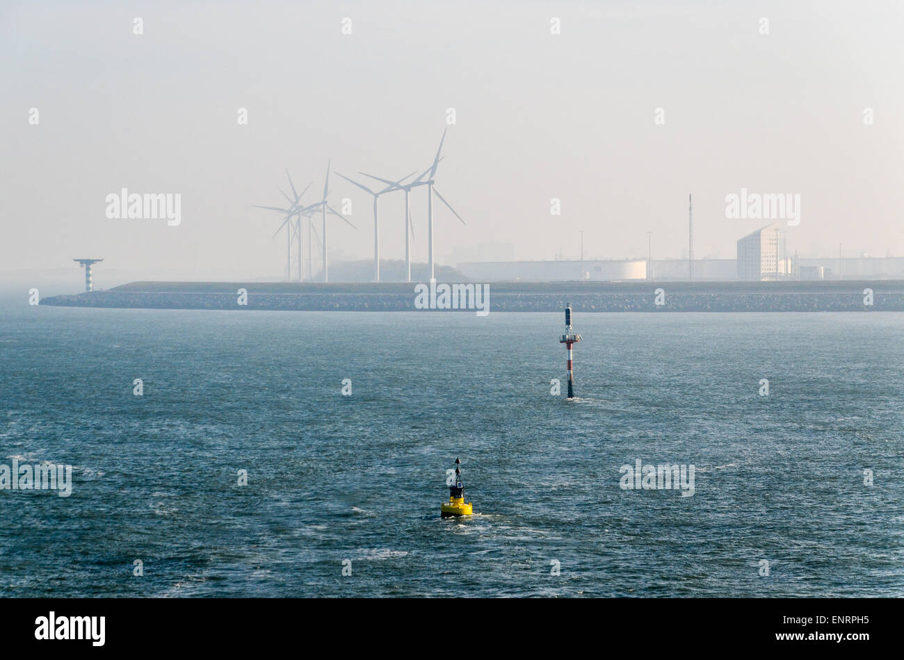 Industrielle Tätigkeit im Europoort, Hafen Rotterdam, die Niederlande, in grauem Himmel Stockfoto