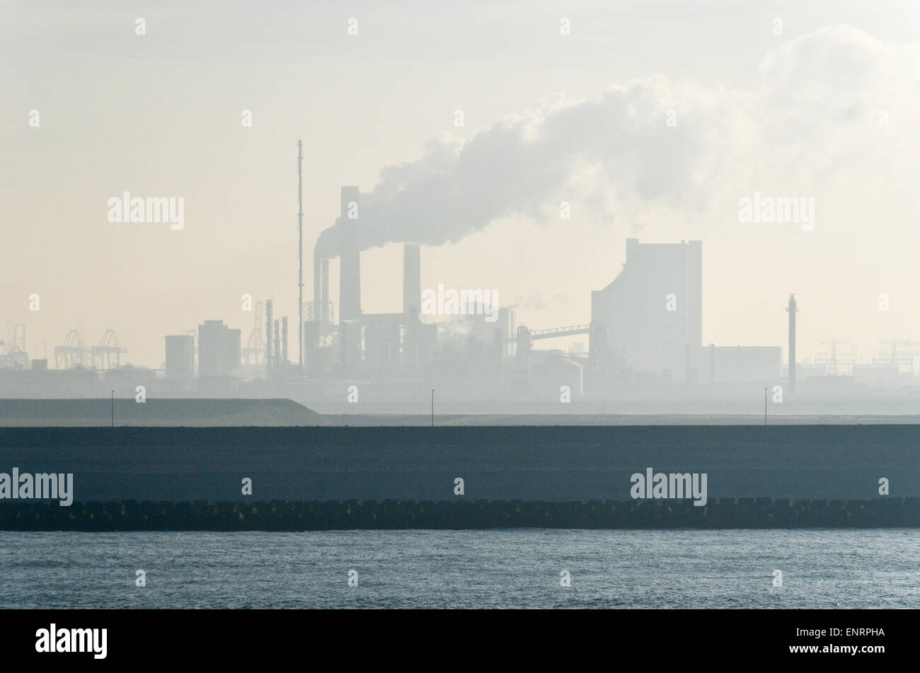 Industrielle Tätigkeit im Europoort, Hafen Rotterdam, die Niederlande, in grauem Himmel Stockfoto