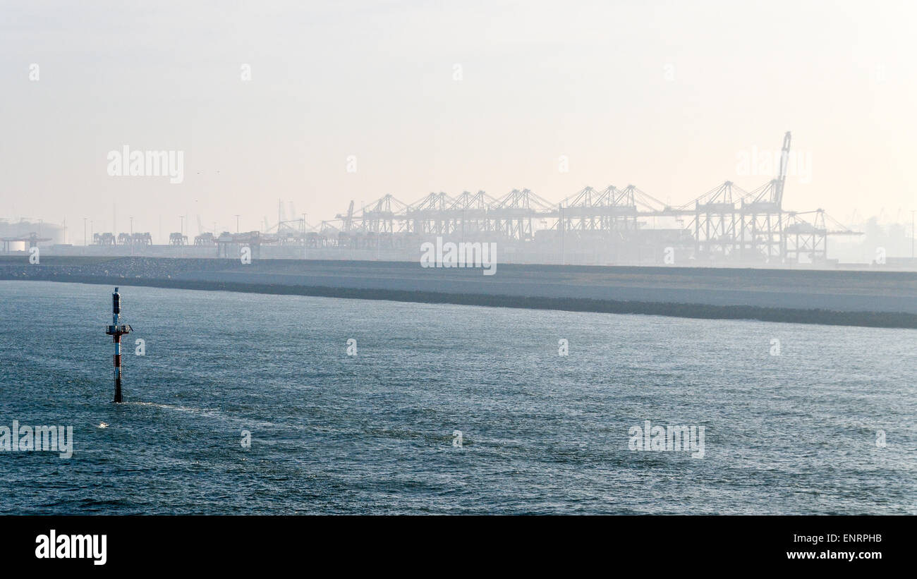 Industrielle Tätigkeit im Europoort, Hafen Rotterdam, die Niederlande, in grauem Himmel Stockfoto
