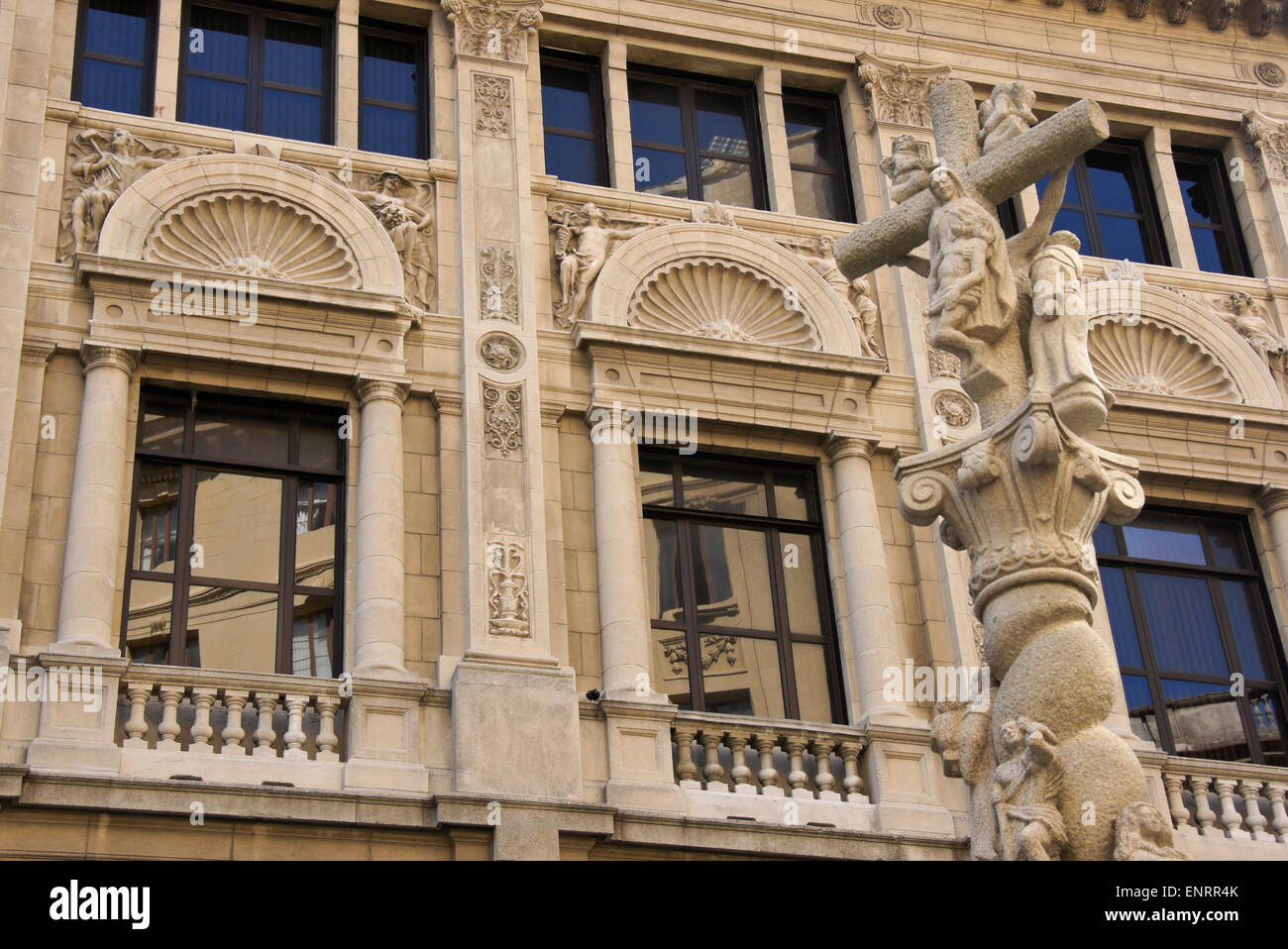 Fassade der Lonja del Comercio Büros und Skulptur in der Nähe von Plaza de San Francisco de Asis, Habana Vieja (Altstadt), Kuba Stockfoto