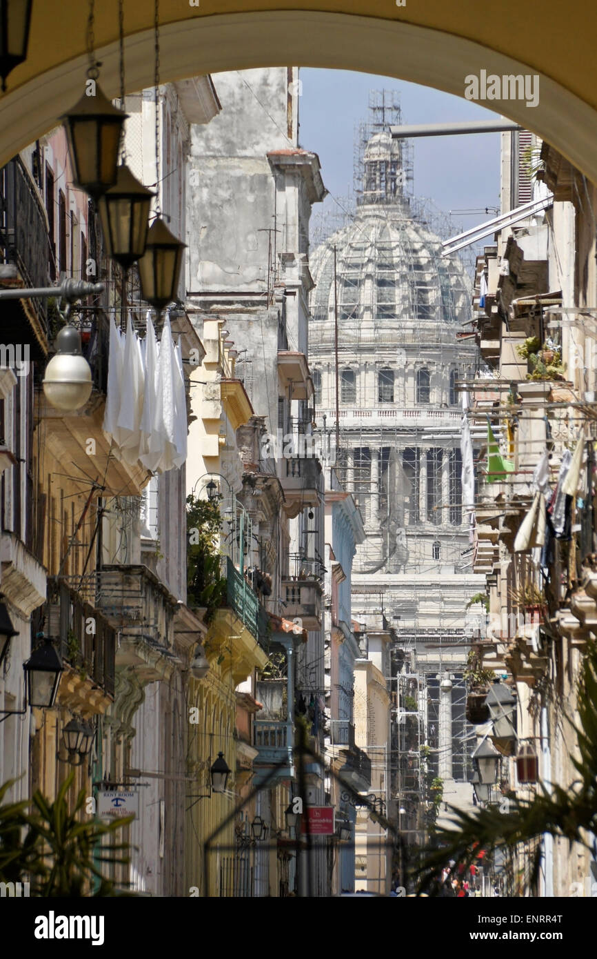 Kuppel des Capitolio Nacional (nationale Kapitol) und überfüllten Straßen von Habana Vieja (Altstadt von Havanna), Kuba Stockfoto