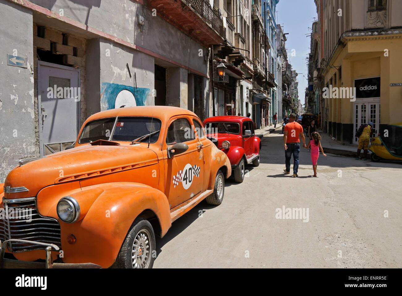 Alte amerikanische Autos auf O'Reilly Straße, Habana Vieja (Altstadt), Kuba Stockfoto