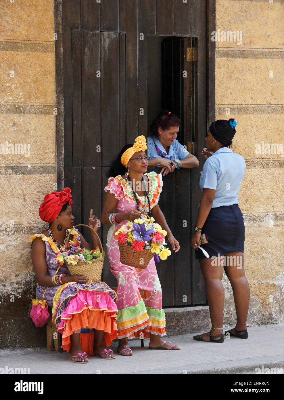 Vier Frauen auf Straße in Habana Vieja (Altstadt von Havanna), Kuba Stockfoto
