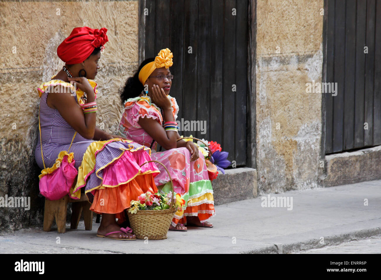 Bunt gekleideten Frauen in Habana Vieja (Altstadt von Havanna), Kuba Stockfoto