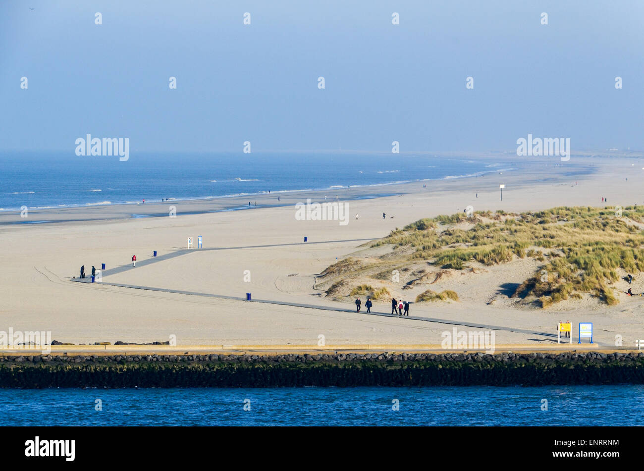Menschen zu Fuß auf Sand Strand von Hoek von Holland, Niederlande, im kalten winter Stockfoto