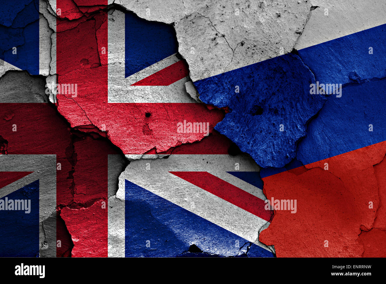 Flaggen von Großbritannien und Russland auf rissige Wand gemalt Stockfoto