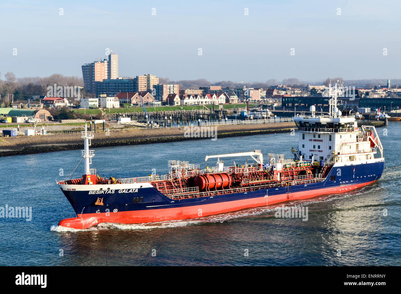 Ein Schiff in der Nähe von Maasluis, Hafen von Rotterdam, Niederlande Stockfoto