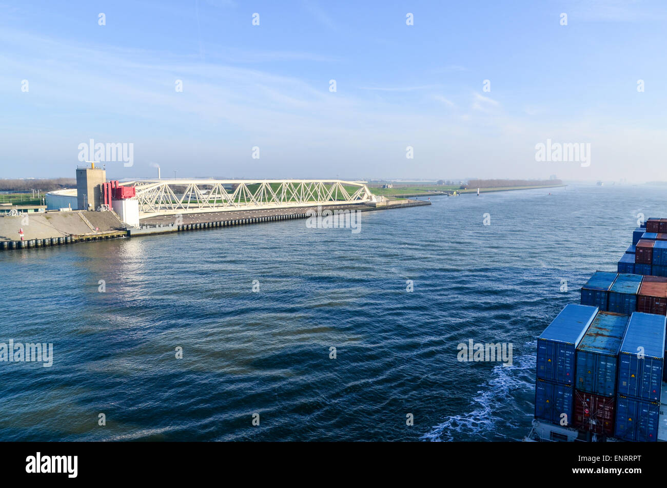 Ein Frachtschiff der Nieuwe Waterweg, Rotterdam, ein Sturmflutwehr der Maeslantkering Weitergabe Stockfoto